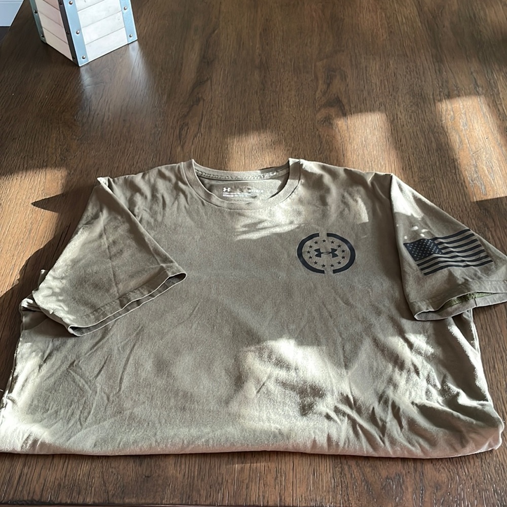Mens UA shirt . Army green